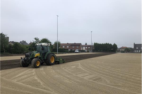 Aménagement 4 terrains de tennis en terre battue, terrains de football naturel, petanque, skate et aire de jeux - Sportinfrabouw NV